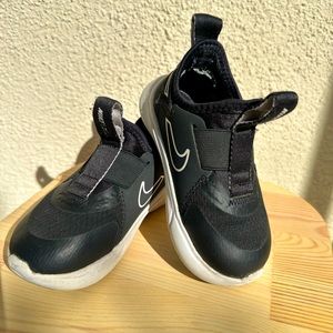 ✨NIKE Flex Plus Black & White Toddler Sz 7C GUC